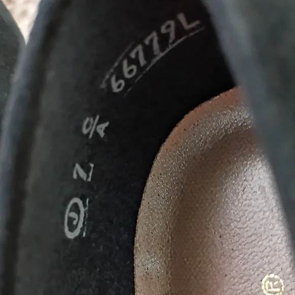 NWT.Selby Vintage Navy Heels with Gold Accent - Picture 10 of 10